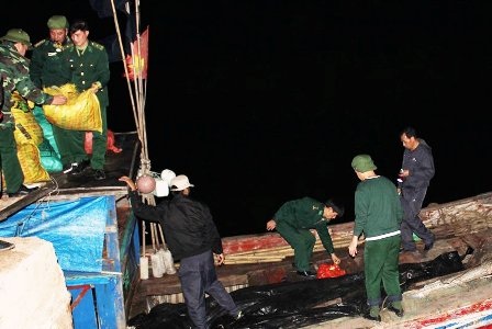 Bắt giữ chiếc tàu không biển kiểm soát chở gần 2 tấn pháo - 2 Lực lượng chức năng thu giữ gần 2 tấn pháo trên chiếc tàu chở ngao.