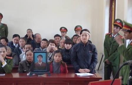 Giết chết anh rể của bạn gái vì nghĩ bị cấm... yêu - 2 Thân nhân gia đình anh Tuấn đến dự phiên tòa.