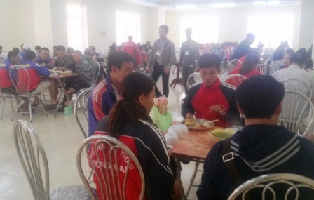  So với hơn 4.000 VĐV tham dự đại hội, số người vào ăn ở nơi BTC chuẩn bị quá ít ỏi.