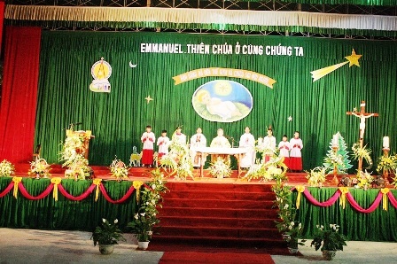 Ban Chánh Tòa nhà thờ Đá Phát Diệm làm lễ đón thời khắc Chúa Giáng Sinh.