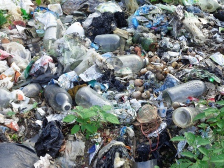  Rác thải y tế cũng nằm la liệt tại bãi rác Kỳ Phú mà không hề được xử lý.