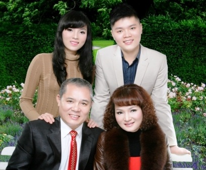 Kỳ Duyên chụp ảnh lưu niệm cùng gia đình trong những năm học cấp 3.