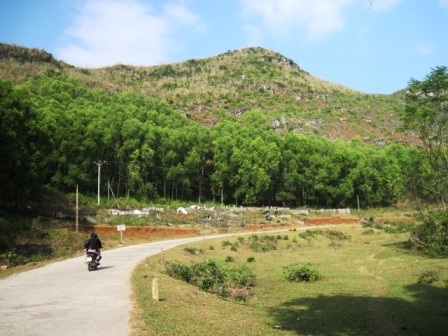 Ngọn núi có hình chiếc chum vàng hóa đá.