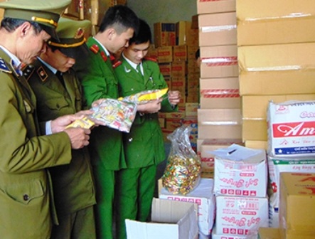 Lực lượng chức năng kiểm tra lô hàng kém chất lượng.