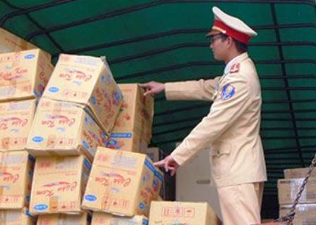 Lực lượng CSGT phát hiện hàng trăm chai rượu ngoại và nhiều lô hàng không rõ nguồn gốc.