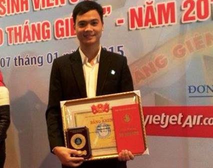 Món quà ý nghĩa của cậu sinh viên nghèo dành tặng bố mẹ - 2 Mai Xuân Hiệu nhận giải thưởng Sao Tháng Giêng.