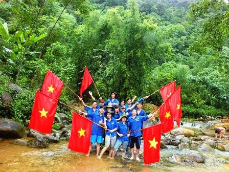 Cô sinh viên quê lúa giàu thành tích - 4 Không chỉ học tập tốt, Hồi còn tham gia các hoạt động tình nguyện ở vùng sâu vùng xa.