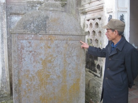 Một trong hai tấm bia cổ còn giữ lại được trong ngôi đền cổ.