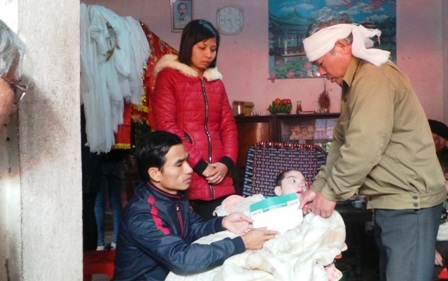 PV Dân trí cùng đại diện chính quyền địa phương trao quà đến gia đình ông Lê Đức Khương.