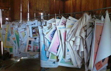 Phòng đồ dùng học tập của nhà trường còn đơn sơ.