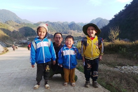 Niềm vui trên khuôn mặt các em học sinh.