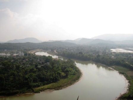  Khối đá có hình chiếc chum trên đỉnh núi cao