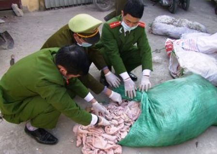 Bắt giữ cả tấn lòng, bì lợn bốc mùi trên đường đi tiêu thụ - 3 Lực lượng chức năng kiểm tra lô hàng vi phạm.
