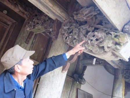 Các vì, cột, kèo được chạm khắc tinh xảo có từ hàng trăm năm nay.