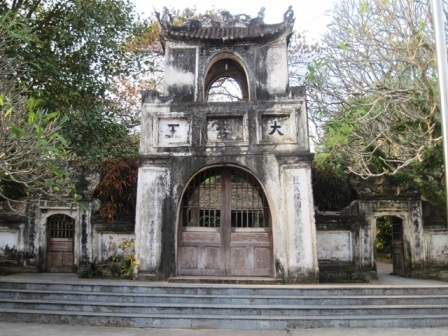 Cổng chính vào đền Lý Thường Kiệt.