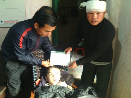 PV Dân trí trao quà bạn đọc ủng hộ đến gia đình ông Lê Đức Khương.