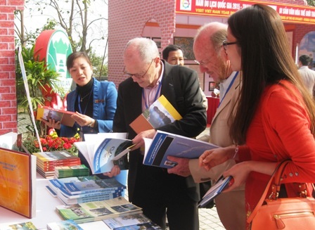 Nhiều du khách nước ngoài tham gia các hoạt động diễn ra tại Ninh Bình.