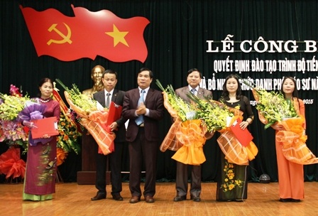 Các nhà giáo của ĐH Hồng Đức vinh dự đón nhận chức danh Phó giáo sư.