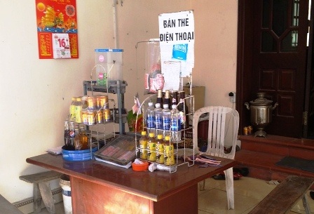 Quán cắt tóc không có khách, nên thu nhập chính của gia đình từ quán nước chè của ông ngoại.