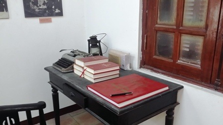 Bàn làm việc của Bác Hồ khi nghỉ ngơi tại nhà ông Đỗ Đình Thiện.