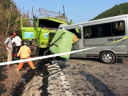 Xe du lịch tông xe tải, 8 người thiệt mạng - 10 Người dân bàng hoàng trước vụ tai nạn thảm khốc.