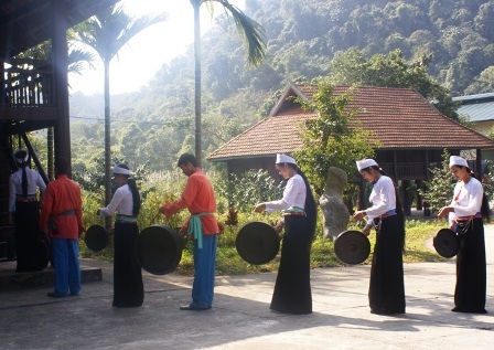 Phường hát Sắc bùa đến nhà người dân trong thôn bản để hát chúc tết.