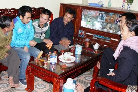  Gia đình các công nhân trong vụ sập hầm Đạ Dâng ngày nào cũng đông người đến hỏi thăm.