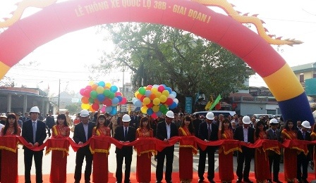 Thông xe giai đoạn 1 tuyến đường nối 5 tỉnh - 1 Bộ trưởng Đinh La Thăng phát lệnh thông xe Quốc lộ 38B giai đoạn 1.