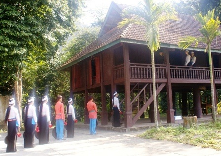  Phường hát Sắc bùa có từ 4 đến 7 người và tập luyện trước tết nhiều ngày.