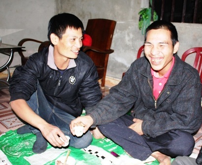 Về quê, ai cũng làm mâm cơm mời bà con, hàng xóm đến chung vui, trong ngày thoát kiếp nạn.