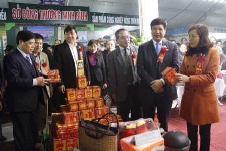 Nhiều du khách nước ngoài tham gia các hoạt động diễn ra tại Ninh Bình.