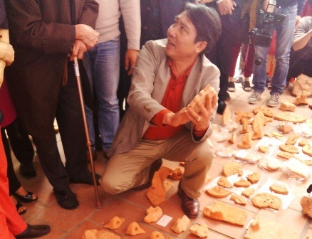 Rất nhiều di vật,
hiện vật mang giá trị biểu trưng vương quyền.