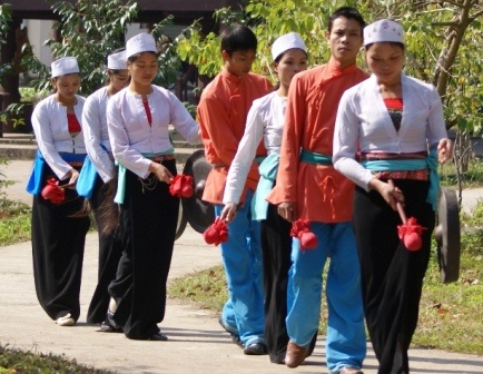 Ngày nay chủ yếu là lớp trẻ người Mường, Nho Quan đảm nhận việc hát Sắc bùa.