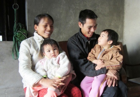  Anh Hường hạnh phúc bên vợ con mình.