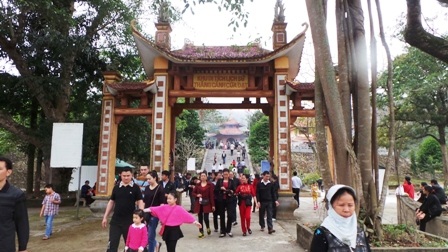 Đền Cửa Đạt thu hút hàng vạn người dân và du khách đi lễ cầu may ngày đầu xuân.