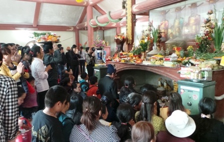 Chen chúc xin lộc.