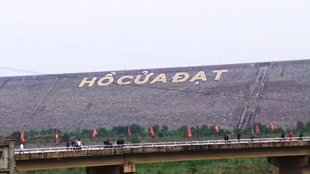 Phong cảnh nơi đây đẹp và hùng vĩ.