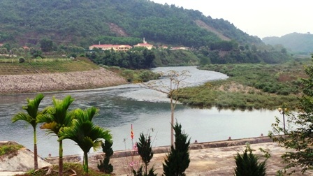 Phong cảnh nơi đây đẹp và hùng vĩ.