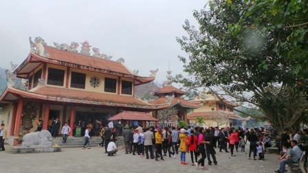 Phong cảnh nơi đây đẹp và hùng vĩ.