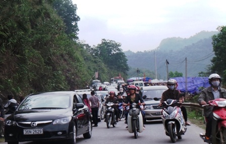 Mua lộc về cầu may trong năm mới.