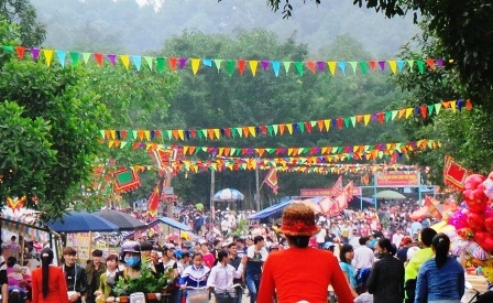 Mỗi ngày, Phủ Na đón hàng vạn lượt người đến đi lễ đầu năm.