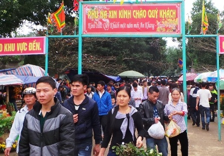 Dòng người chật cứng từ trong ra ngoài.