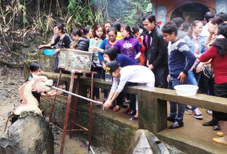 Trèo cả vào thác để lấy nước.