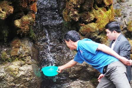Trèo cả vào thác để lấy nước.