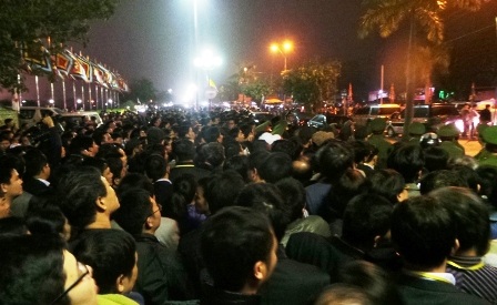 Càng sát giờ làm lễ, bắt đầu có hiện tượng xô đẩy, chen chúc nhau.