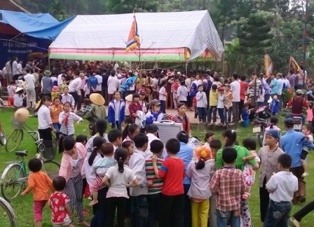 Từ sáng sớm người dân làng Thiều đã tập chung về đình làng để cùng nhau tổ chức lễ ăn Tết lại.