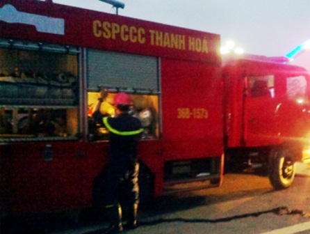 Cháy nhà hàng thịt chó, 3 người bị thương - 1 Lực lượng PCCC Thanh Hóa nhanh chóng có mặt tiến hành dập lửa.