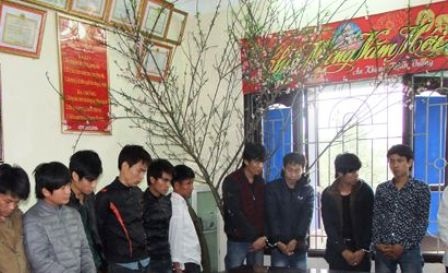Liên tiếp triệt phá các ổ nhóm cờ bạc, lô đề - 1 Ổ nhóm cờ bạc với 17 đối tượng bị bắt giữ vì hành vi đánh bạc tại huyện Quảng Xương.