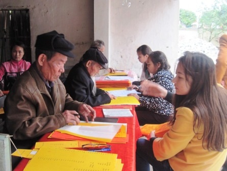 Nhiều du khách đến sớm nhờ viết sớ để vào dâng lễ.