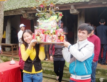  Người dân dâng lễ vật cúng tiến lên đền trong ngày lễ hội Khai ấn.